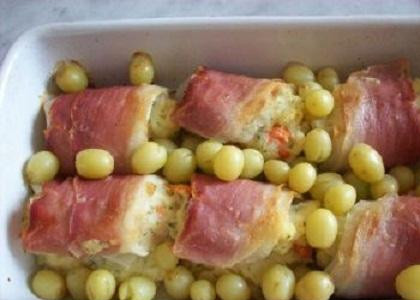 1. Этап. Камбала фаршированная: 6. Разогрейте духовку до 200 градусов и поставьте форму в духовку на 15 минут. Вытащите форму из духовки и обсыпьте рыбу виноградом. Поставьте в духовку еще минут на 5. Рыбка готова.