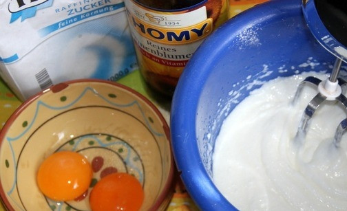 1. Этап. Пирожки с яблоком: Отделите желтки от белков. Творог перетрите через сито и поместите в чашу миксера. Добавьте к творогу белки, растительное масло, сахарный песок и разрыхлитель, который можно заменить гашенной лимонным соком или уксусом содой. Взбейте все ингредиенты миксером до однородности.