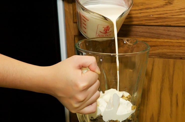 1. Этап. Соус из сливок для курицы: 6. Влить сливки к грибам.