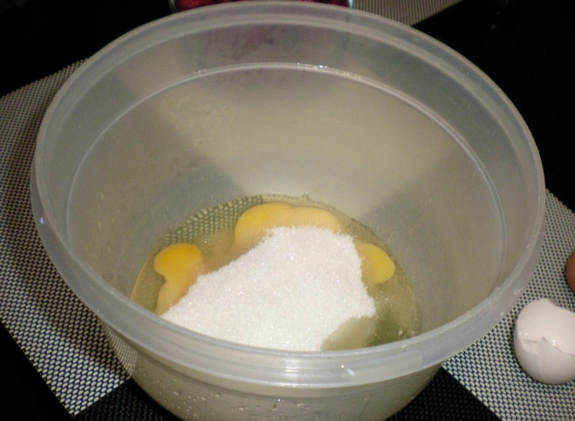 1. Этап. Творожные кнедлики с клубникой: 1. В глубокую миску разбейте яйца, высыпьте обычный и ванильный сахар. Тщательно все перемешайте, можно взбить венчиком.