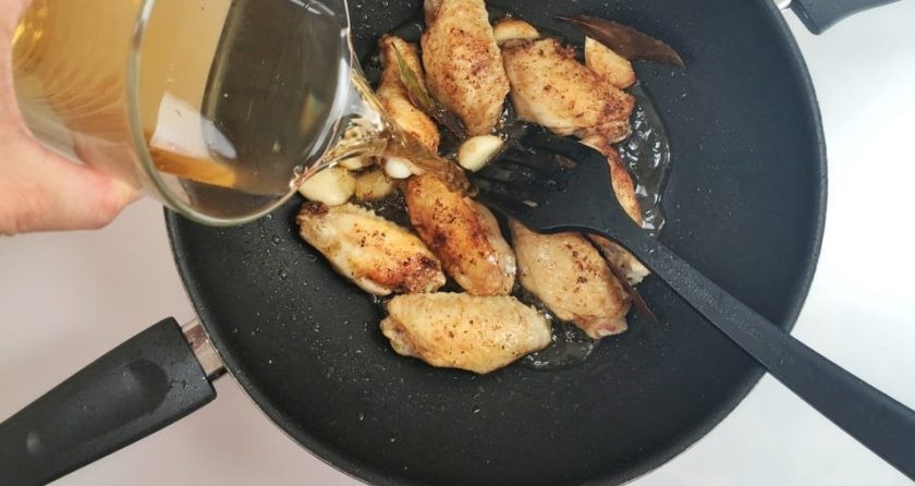 1. Этап. Крылышки на сковороде: 4. Обжарьте крылья до золотистого цвета, затем влейте сухое белое вино и лимонный сок, готовьте еще 5-7 минут.