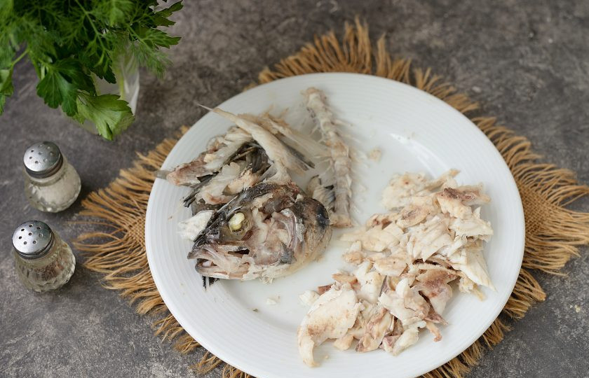 1. Этап. Уха из сибаса: Выловите шумовкой кости, отделите мясо, его часто бывает достаточно много и выбрасывать вместе с костями после варки бульона попросту жаль.
