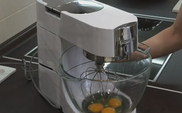 1. Этап. Домашний шоколадный торт Пеле: 1. Яйца комнатной температуры взбивайте до густой пены не менее 5 минут.