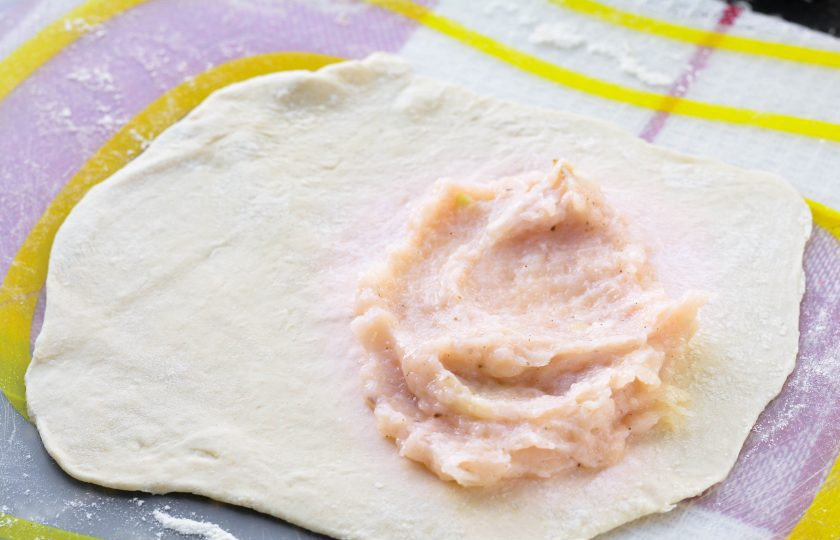 1. Этап. Чебуреки с индейкой: Разделите тесто на 5-6 частей, каждую раскатайте и выложите начинку.