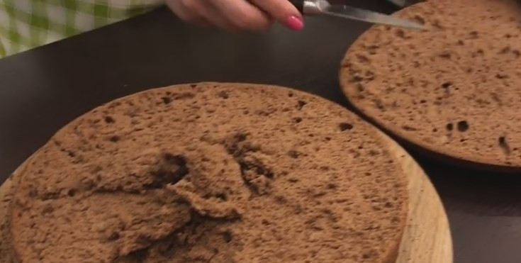 1. Этап. Торт Пьяная вишня (нежный и сочный): 7. Срезаем верхушку бисквита одним ровным пластом. Далее руками вынимаем средину бисквита, стараясь не прорвать его дно. С верхушкой проделываем то же самое.