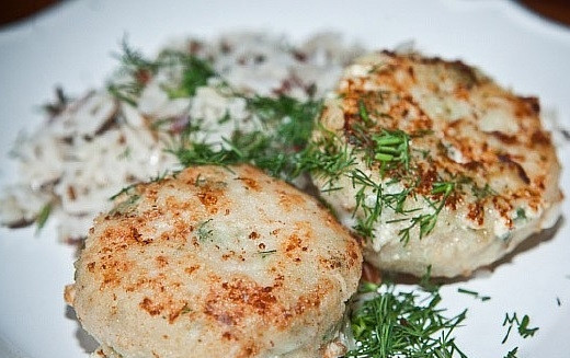 1. Этап. Рыбные котлеты из трески: Обжарьте изделия с обеих сторон в течение 5 минут с каждой. Добавьте к готовому блюду укроп. Приятного аппетита!