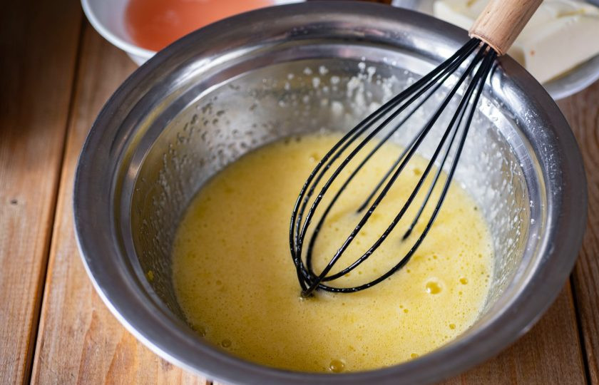 1. Этап. Грейпфрутовый курд: Венчиком активно перемешайте эти ингредиенты до получения однородной смеси.