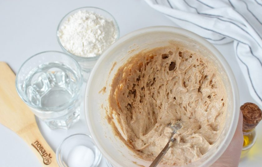 1. Этап. Черный хлеб на закваске: Отбираем 200 грамм закваски для черного хлеба, остальную храните в холодильнике.