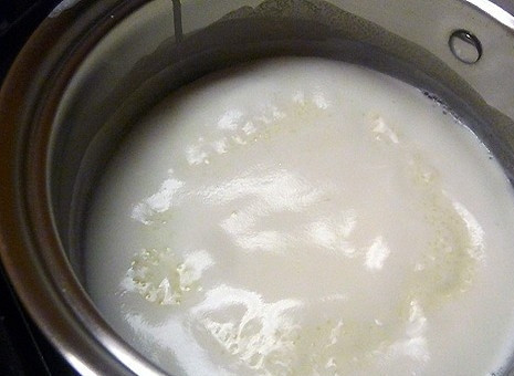 1. Этап. Заварной крем со сливками: В толстостенной кастрюле смешайте сливки, сахар, соль и нагрейте до начала слабого кипения, постоянно перемешивая, чтобы сахар полностью растворился.