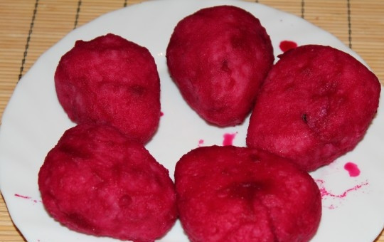 1. Этап. Закуска Клубничка: 4. А теперь, когда все ингредиенты готовы, наступает время для самого интересного. Возьмите немного пюре в ладошку, в центр выложите ложку начинки и аккуратно всё залепите. Придайте заготовке форму клубники. Аккуратно окунайте её в свекольный сок и выкладывайте на тарелку. Оставьте примерно на полчасика, чтобы сок подсох.