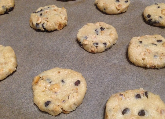 1. Этап. Песочное печенье с фундуком и шоколадом: 7. Выкладываем на противень, застеленный пергаментом.