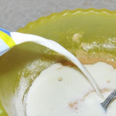 1. Этап. Блины с ветчиной: 2. Перемешать с 1 столовой ложкой подсолнечного масла и 1 чашкой молока. Добавить оставшуюся муку и перемешать до однородности. Постепенно добавить оставшееся молоко в несколько заходов, продолжая перемешивать. У вас должно получиться жидкое тесто. Дать тесту постоять в течение 10-15 минут.