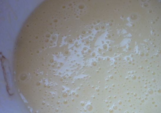 1. Этап. Простой пирог с маком: Растительное масло размешайте с сахаром.