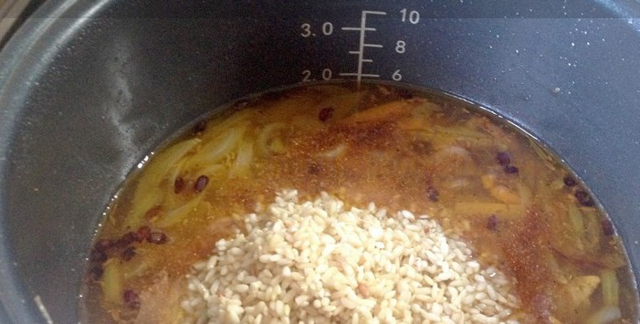 1. Этап. Плов из бурого риса: Добавляем предварительно промытый и замоченный в воде, бурый рис. Аккуратно разравниваем его, если нужно вливаем еще воды, чтобы рис был под водой на 1 см. Выставляем программу 