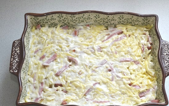 1. Этап. Белорусская запеканка: 9. И смажьте сверху сметаной. Отправьте в разогретую до 180 градусов духовку.