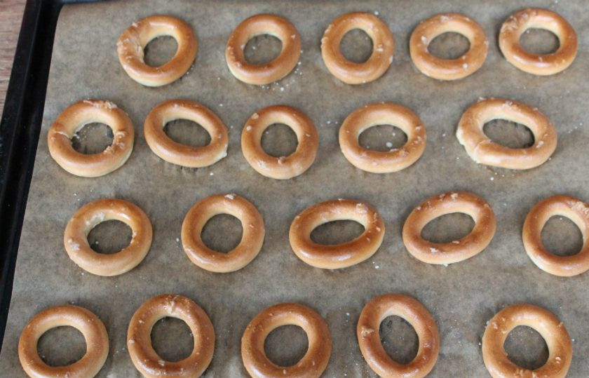 1. Этап. Ватрушки из сушек: Сушку вынимаем из молока и кладем на противень покрытый пекарской бумагой.