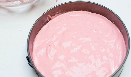 1. Этап. Творожно-желейный торт: 3. Соедините желе с творогом и сливками, аккуратно перемешайте и выложите в форму с разъемными бортами. Уберите на часик в холодильник.