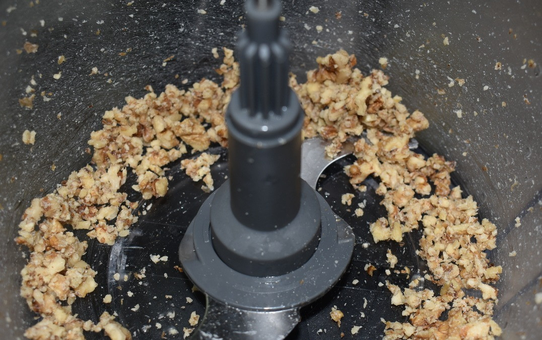 1. Stage. Liver salad with nuts: Set aside a few halves of the walnuts for decoration. Chop the remaining walnuts. I did this with a food processor.