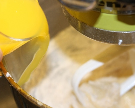 1. Этап. Пирог с медом простой: 4. Соедините сухие и жидкие ингредиенты, взбейте все до однородности. Влейте апельсиновый сок. Он придаст выпечки не только аромат, но и невероятную сочность.