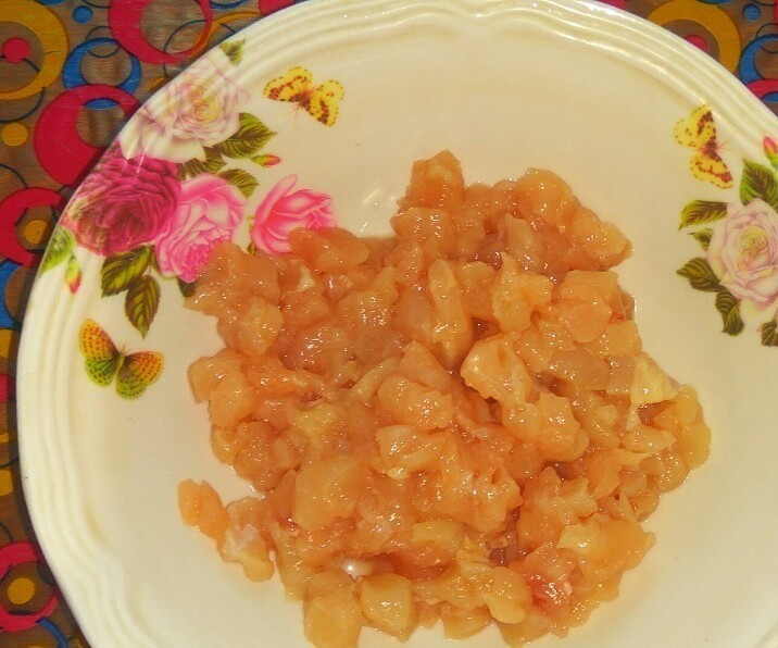 1. Stage. Chicken fritters with carrots and onions: Cut the fillet into small pieces.