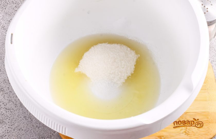 1. Этап. Ореховое печенье без муки: Белки куриных яиц влейте в чашу миксера или кухонного комбайна, добавьте туда же оставшийся сахар.