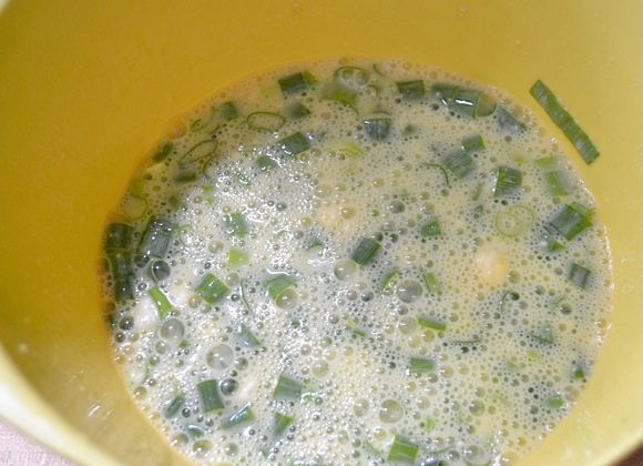 1. Этап. Фриттата с ветчиной и картофелем: 4. Натрите сыр. Смешайте в отдельной миске молоко, яйца и тертый 