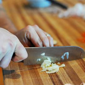 1. Этап. Говядина в болонском соусе: Покрошить чеснок.