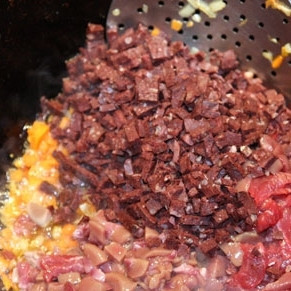 1. Этап. Карчерато: Затем кладем мелко нарезанные мясные ингредиенты. Быстро обжариваем до полного выпаривания влаги.