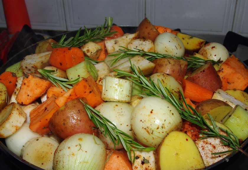 1. Этап. Говядина и овощи в казане: Потом выложите овощи.