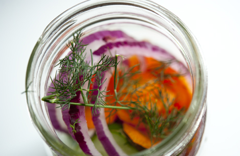 1. Этап. Перец с луком на зиму: Сверху кладем веточку свежего укропа или другой зелени.