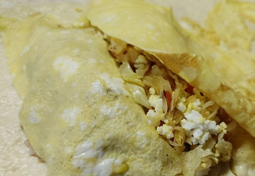 1. Этап. Кулебяка на четыре угла: Выложить рядом вторую начинку и закрыть её блинчиком. Так выложить все начинки, прикрывая их яичными блинчиками. У меня четыре начинки, две из которых одинаковые - это каша с грибами.