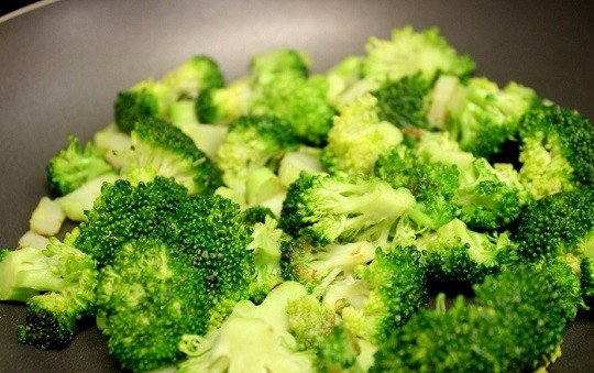 1. Этап. Куриное филе с овощами: 4. После снимите со сковороды и отложите в сторону. На сковороду добавьте еще немного масла и выложите разделенную на соцветия брокколи.