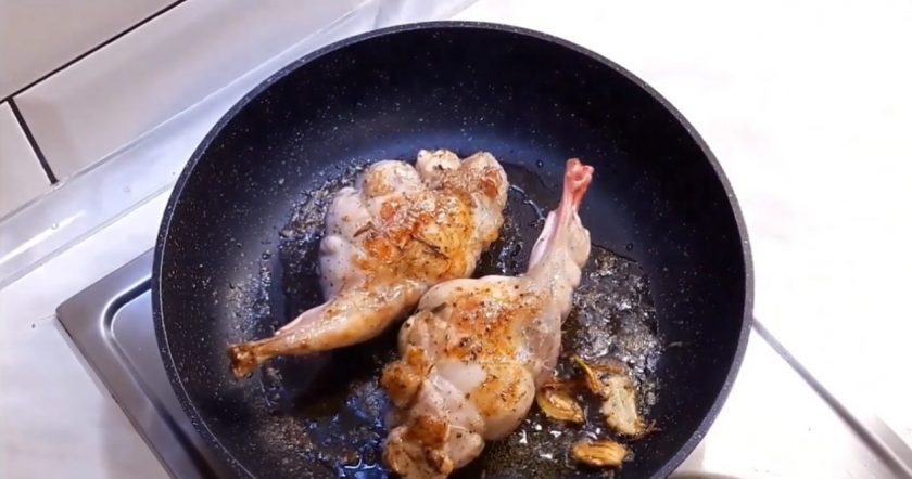 1. Этап. Кролик, фаршированный грибами: 3. На среднем огне растопите сливочное масло, добавьте оливковое масло, чеснок, розмарин, прованские травы. Выложите ножки кролика, когда почувствуете запах чеснока, обжарьте с обеих сторон до золотистого цвета.