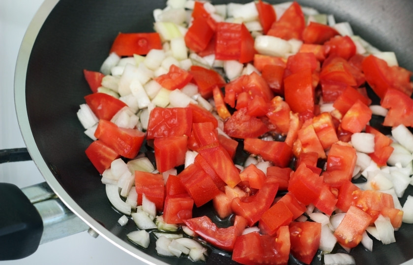 1. Этап. Кавурма: На оливковом масле обжарьте мелко нарезанные лук и помидоры.