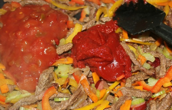 1. Этап. Мексиканский фасолевый суп: Кладем на сковороду томатную пасту и специи. Перемешиваем.