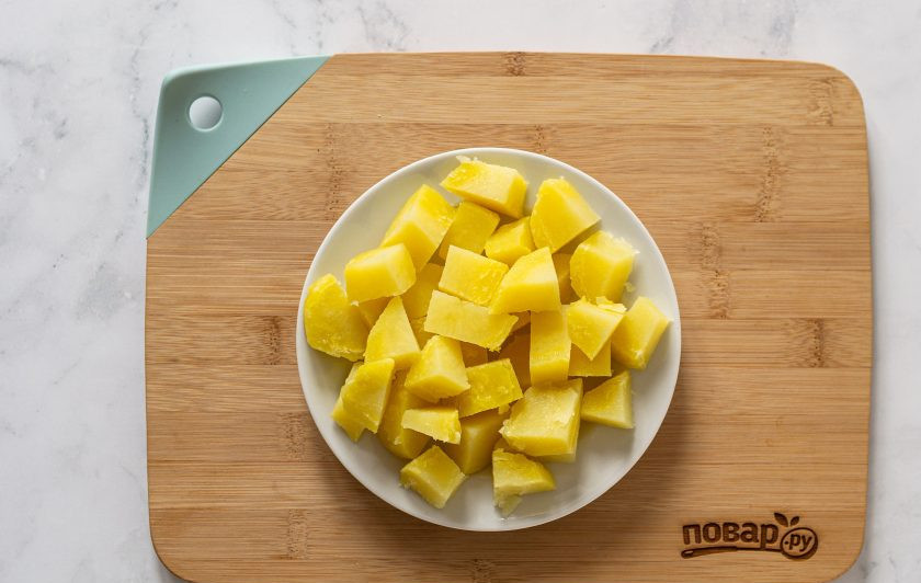 1. Этап. Мексиканский картофельный салат: Остудите картофель, нарежьте кубиками.