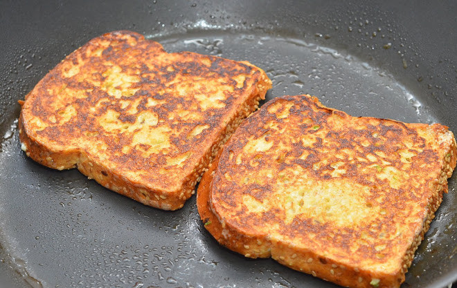 1. Этап. Тосты на сковороде: Переворачиваем.