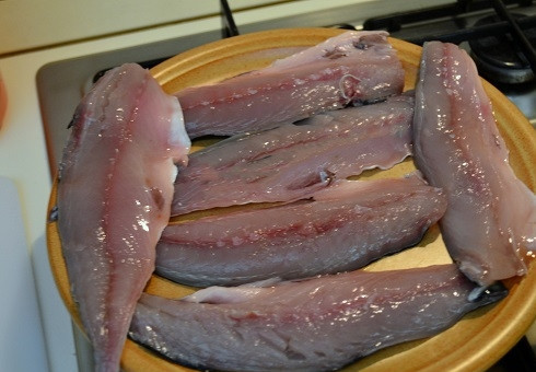 1. Этап. Скумбрия, тушенная с овощами: Скумбрию нужно тщательно очистить и разделать на филе.