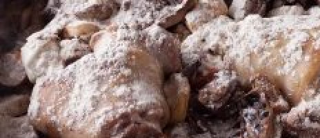 1. Этап. Мясная подлива к рису: Затем посыпаем мясо с овощами мукой, перемешиваем всё, и оставляем в духовке ещё на 5 минут — если нам нужен соус совсем бледного цвета, на 10 минут — для карамельного, 15-20 — для коричневого.