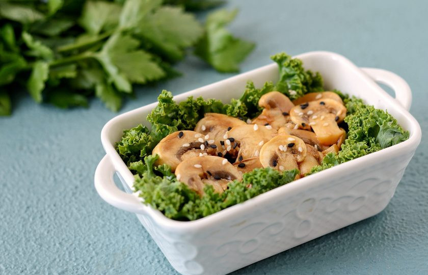 1. Этап. Шампиньоны в соевом соусе: Перед подачей посыпьте грибы кунжутом. Шампиньоны в соевом соусе готовы, приятного аппетита!