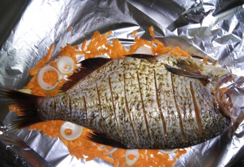 1. Этап. Лещ, запеченный в духовке: 4. Рыбку аккуратно перекладываю на овощную подушку из лука и моркови.