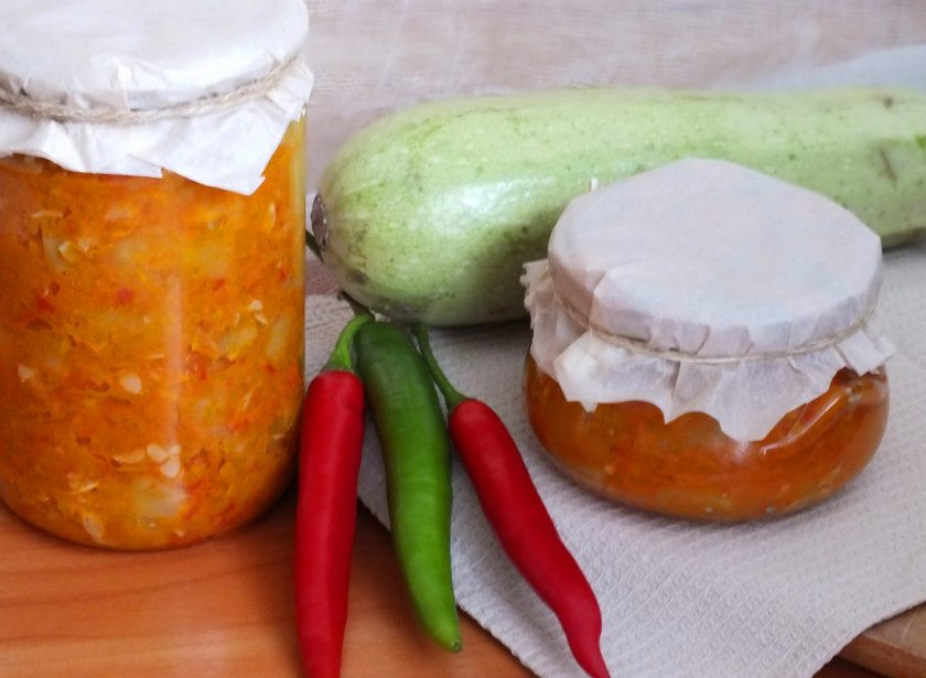 1. Этап. Острый салат из кабачков на зиму: Из указанного количества ингредиентов получилось 1 баночка объемом 0,7 литра и 1 баночка 0,25 литра. Вкусных вам заготовок!