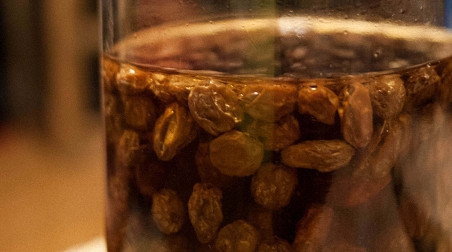 1. Этап. Квас из риса и изюма: 1. Рис, если надо, отдельно отварим (просто рис без соли и масла). Остудим его до комнатной температуры, добавим 50 граммов сахара, дрожжи и изюм. Перемешаем, накроем пленкой — и путь полчаса постоит возле батареи, чтобы дрожжи потихоньку начинали действовать. Дальше заливаем водой.