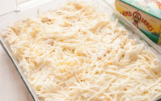 1. Этап. Подлива к картофельной запеканке: 3. Выложите в миску к сметане и сыру картофель, перемешайте. Смажьте форму для запекания сливочным маслом и выложите запеканку. Растопите сливочное масло и залейте им запеканку. Выпекайте в разогретом до 190 градусов духовом шкафу около 80-90 минут.