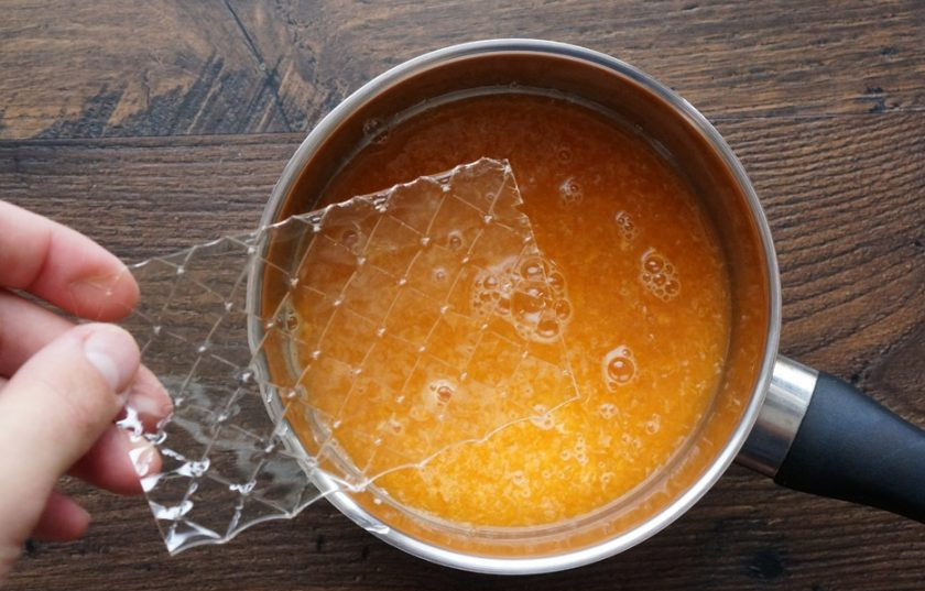 1. Этап. Желе дома: Пюре перелейте в сотейник, поставьте на огонь и подогрейте. Не нужно кипятить смесь, только дождаться (помешивая), пока желатин полностью не распустится.