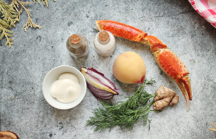 1. Этап. Салат с крабом и персиками: Подготовьте все необходимые ингредиенты для приготовления крабового салата с персиками.