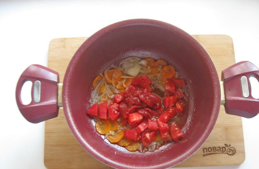 1. Этап. Скумбрия в томате с овощами: Выложите томатную пасту.