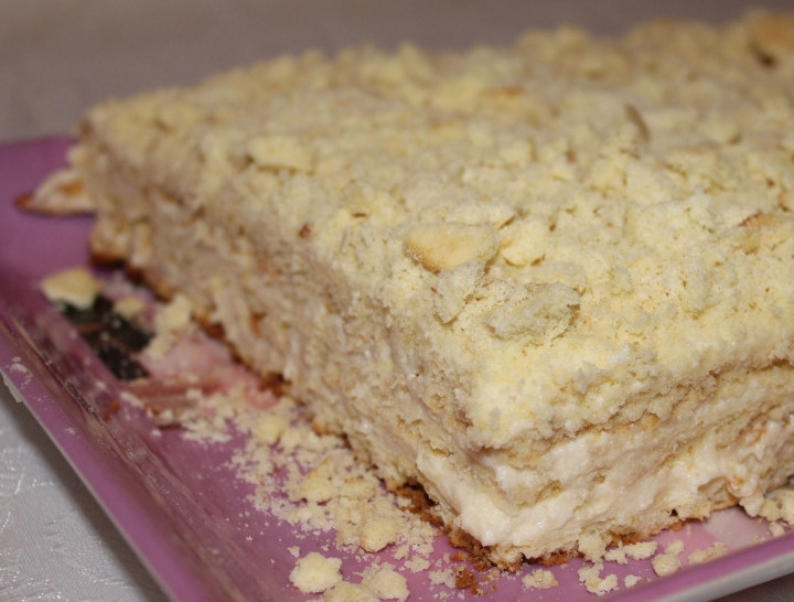 1. Этап. Пирожное Белоснежка: Тортик должен пропитаться минимум 10-12 часов. Затем порежьте его на 12 пирожных. Приятного аппетита!