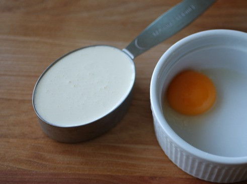 1. Этап. Кокосовый пудинг с карамельным соусом: Растопите сливочное масло, высыпьте в него стакана сахара и помешивая растворите. Влейте полстакана жирных сливок, добавьте ваниль и щепотку соли. Хорошо размешайте, добавьте желток и, помешивая, готовьте до загустения. Застывший пудинг выньте из формы, полейте остывшей карамелью и подайте на стол.