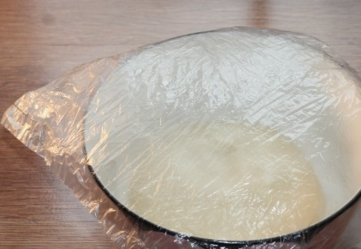 1. Этап. Лепешки по мотивам фесели: 7. Накрываем миску пленкой или прозрачным пакетом и убираем в теплое место на 1 час или до увеличения теста в 2,5 раза.